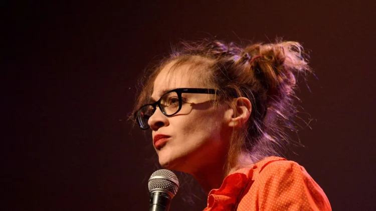 fiona apple in an orange blouse and glasses | Weekend Reads for May 10