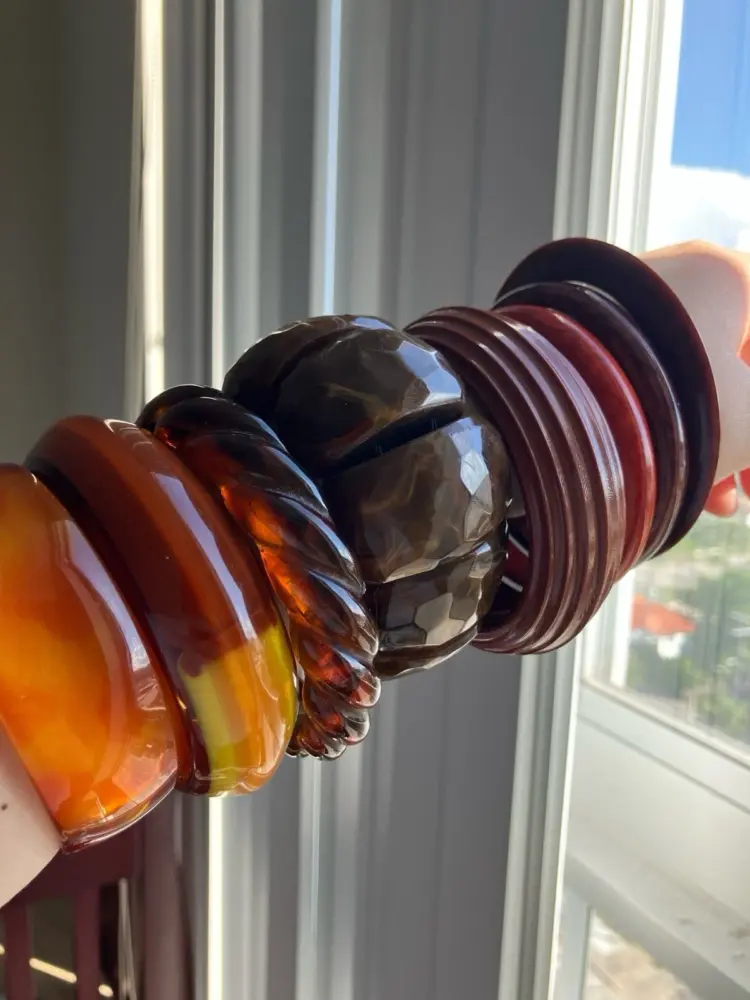 Lot Of 8 Vintage Brown Amber Color Lucite Plastic Bangle Bracelets